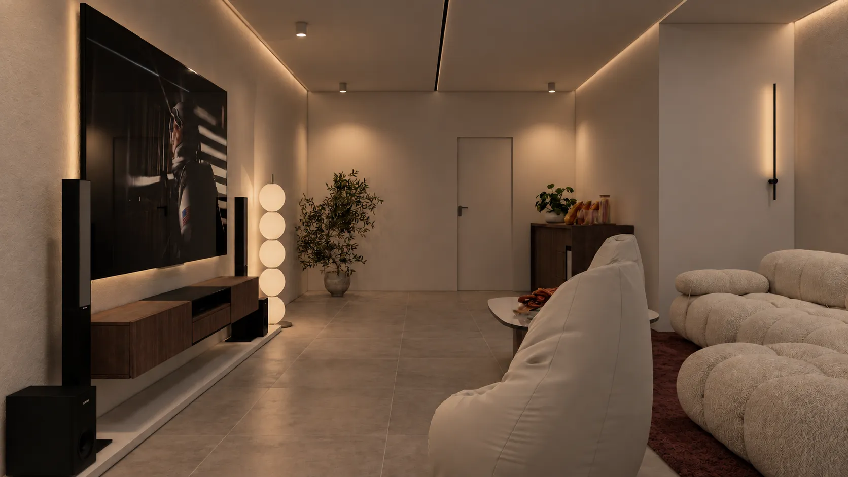 Sala cinema privata con grande schermo, divano e pouf